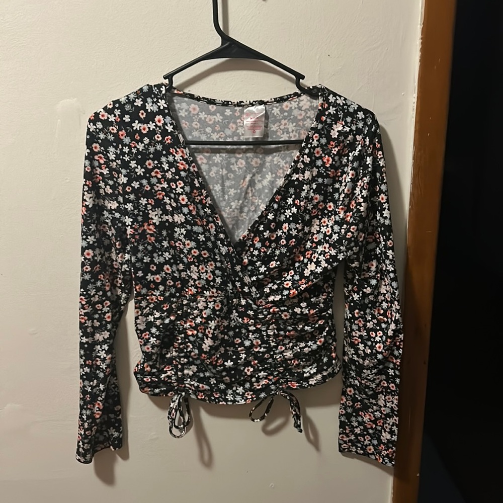 Brand: No Boundaries size: Medium (7-8) crop top adjustable with strings